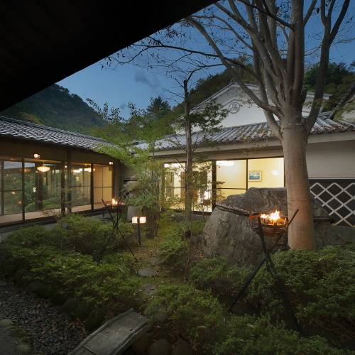 重厚感のある蔵造りの温泉棟 / 1