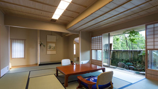 不二 (12畳+洋室) 又は喜久の間 (10畳+床の間+洋室) 禁煙