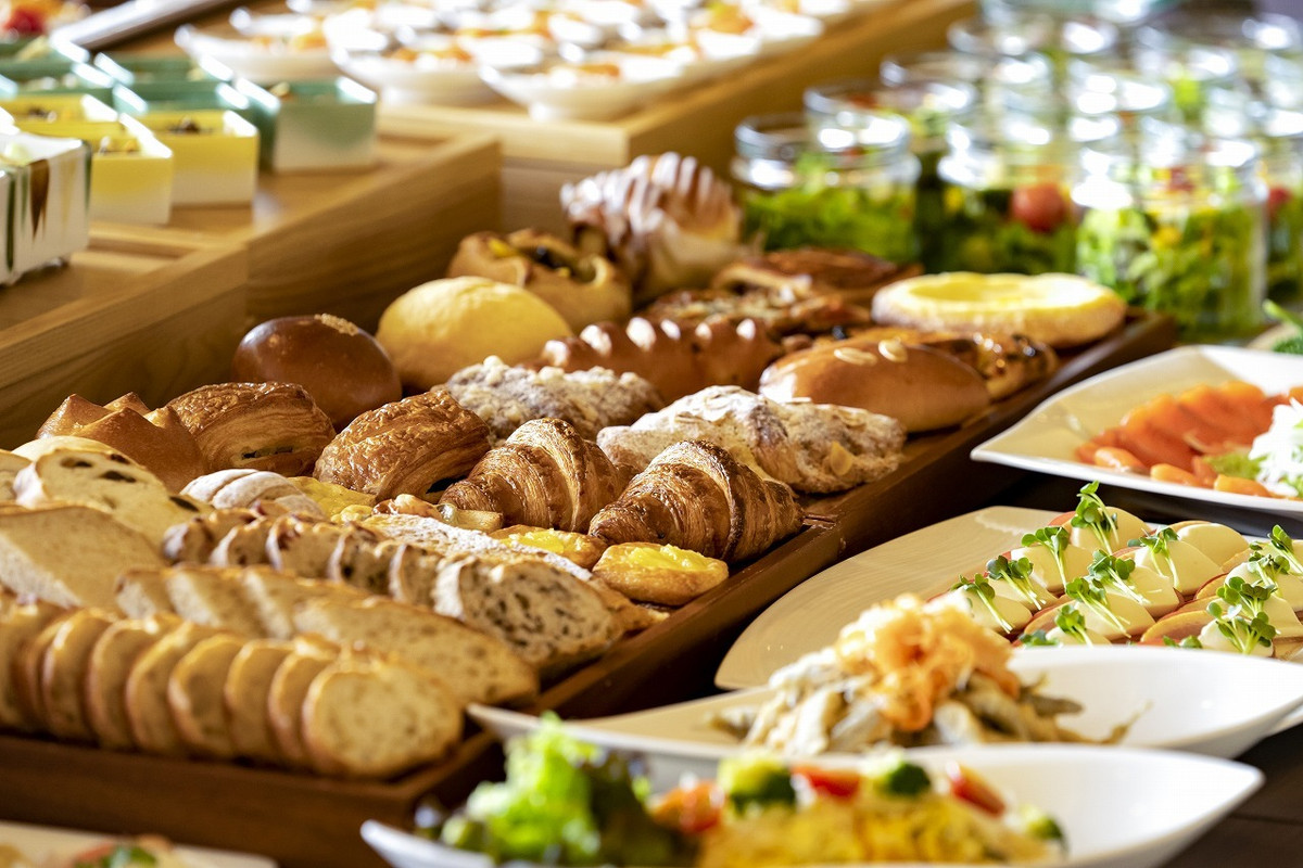 朝食ビュッフェのベーカリー