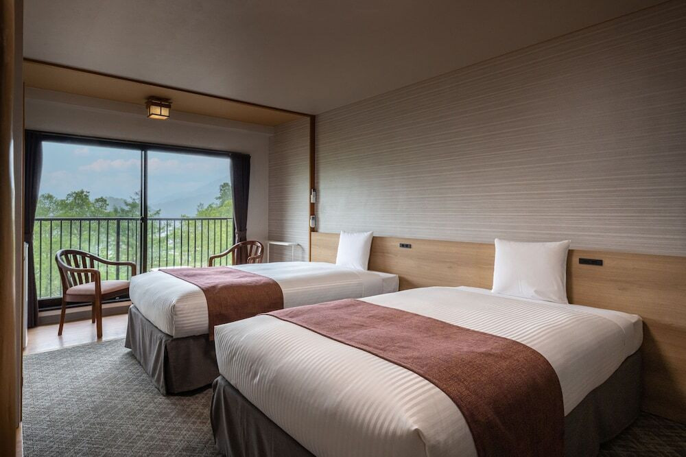 山に囲まれた静謐な空間でくつろぐ3573500