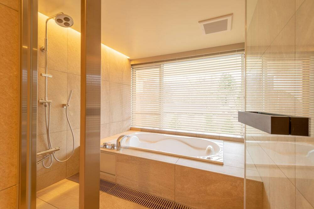 バスルームのシャワー