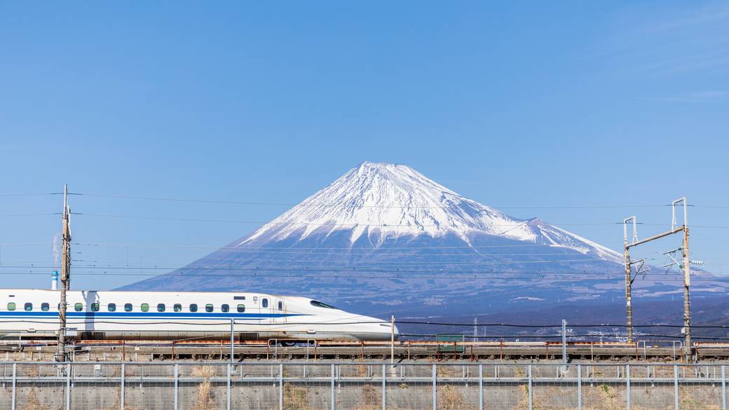 車窓の景色を眺めつつ
新幹線で東京駅へ / 1