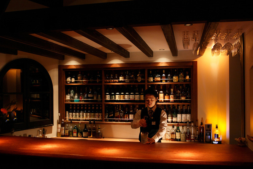 「バー＆ラウンジ Perch」 内観 14031248 自慢のカウンターはブビンガの1枚板。（改装後）