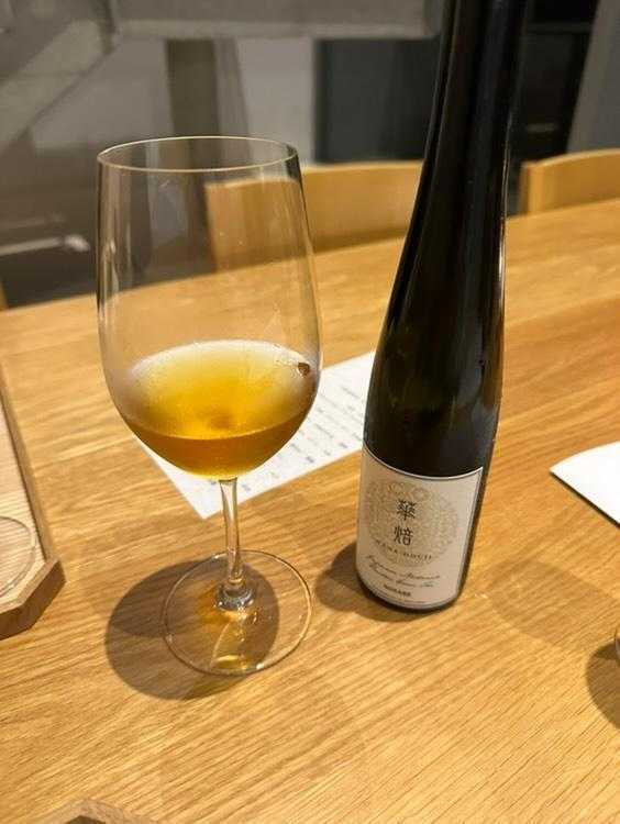 「華焙」というワインのような瓶に入ったお茶がおいしく、2回も頼んでしまいました。夫はちょこっとペアリングのお酒がとてもおいしかったようです / 2