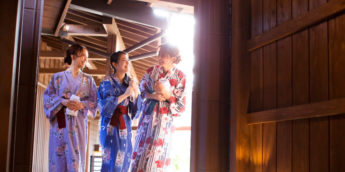 温泉旅行を楽しむ女性と友達