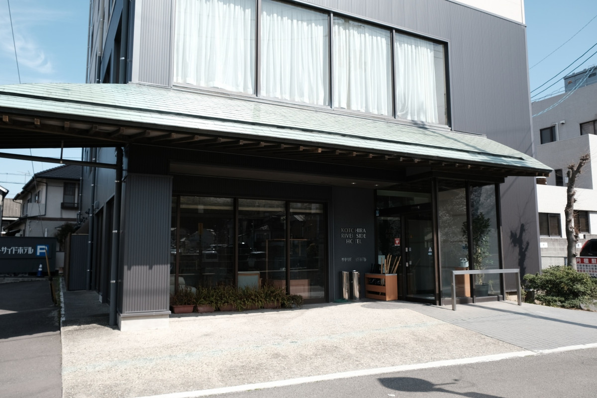 玄関前に金毘羅詣用の貸出杖あり。写真左側が数台分の駐車場