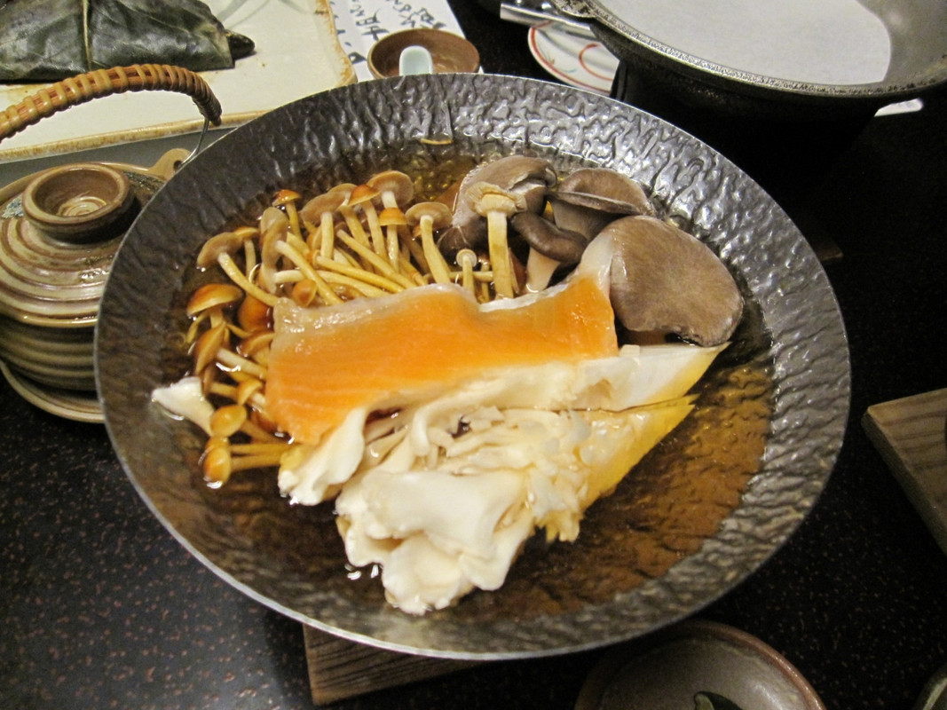 絹姫サーモンのキノコ鍋