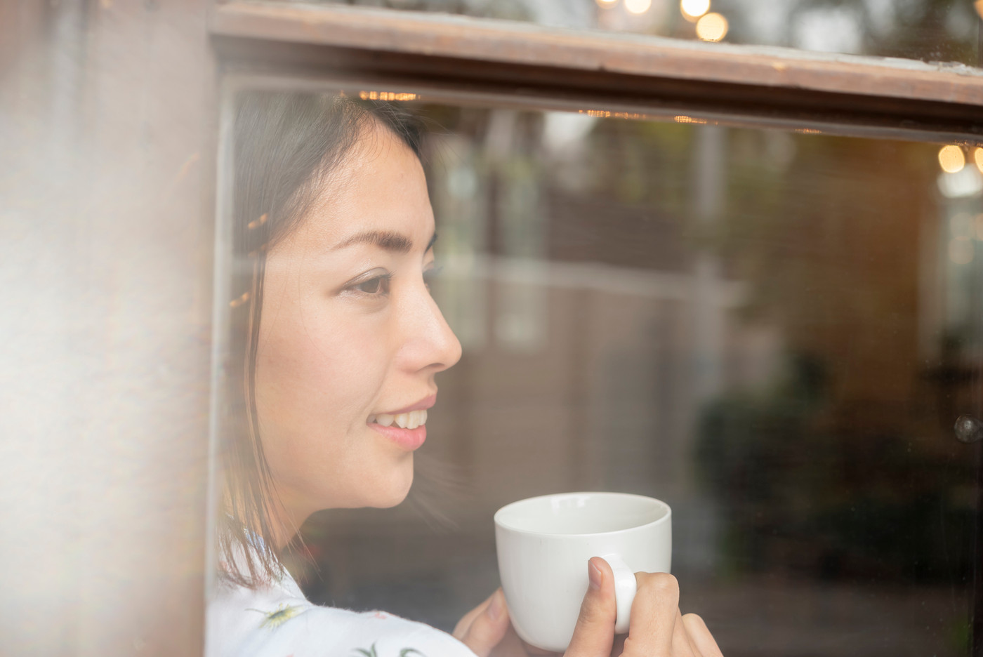 ライフスタイル 女性 窓 眺める カフェ
