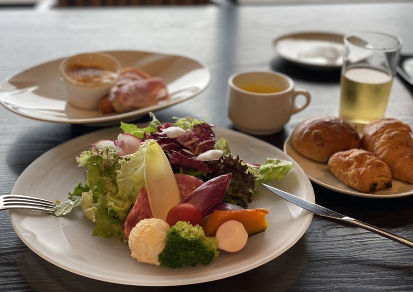 明るい陽射しの中
野菜たっぷりの朝食 / 3