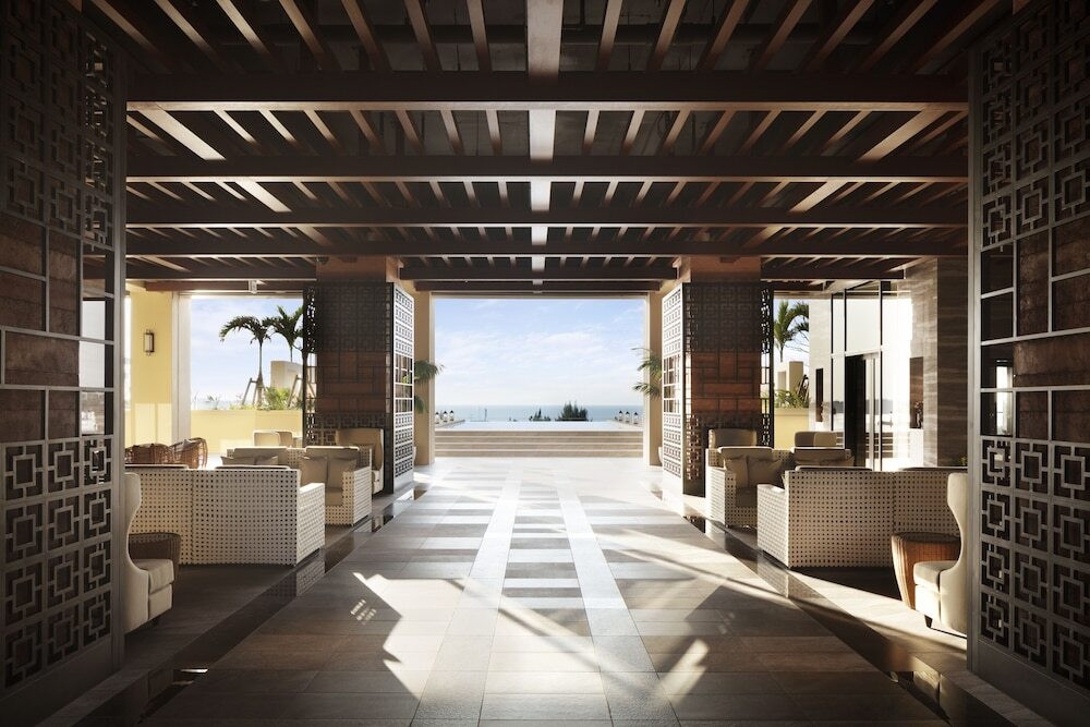 オープンエアーバスに浸かりながら東シナ海に沈む夕日を満喫4235077