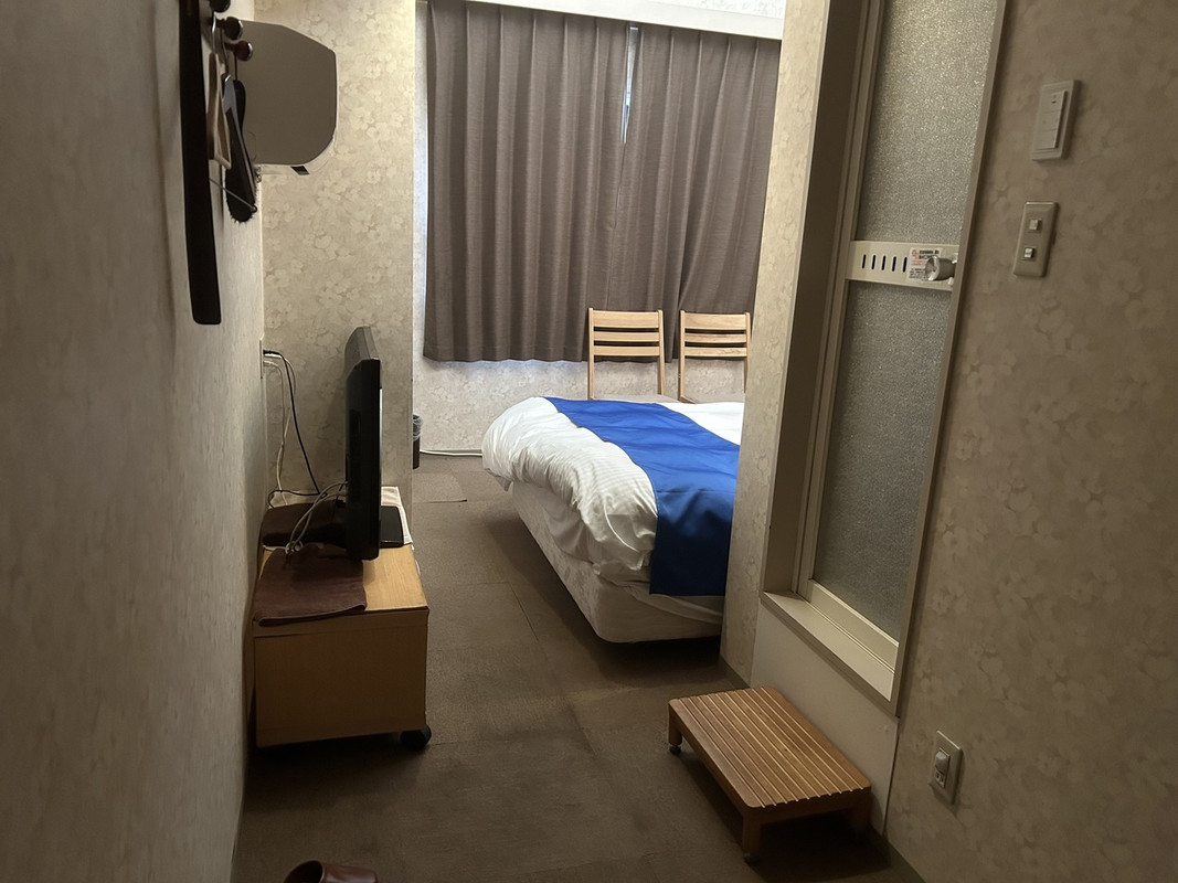 写真では分かりにくですが奥は広いです