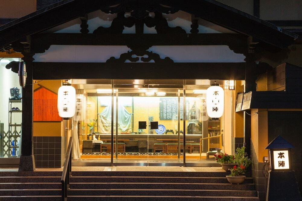 施設の正面 (日没後)