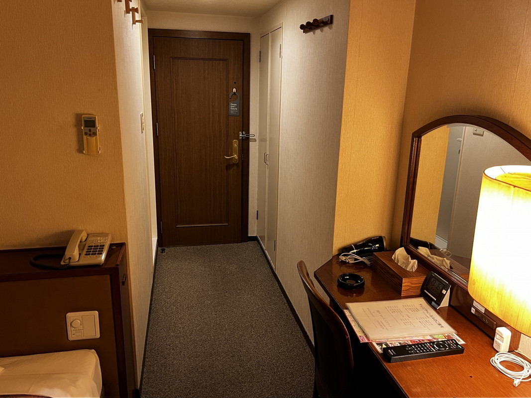 お部屋は狭いですが