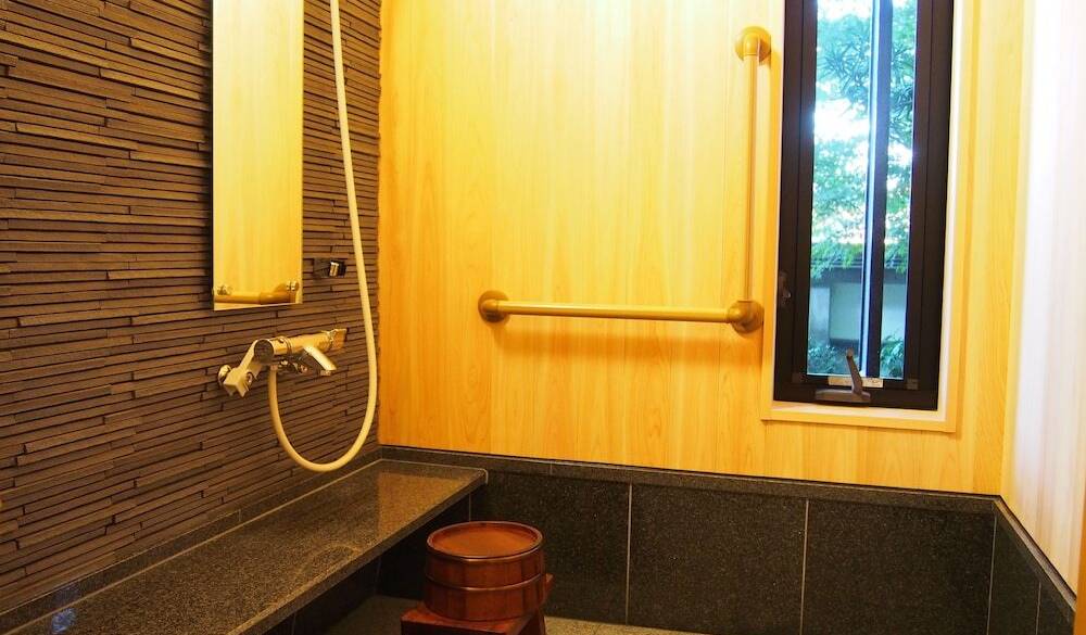 本館 シャワーブース例 / 3