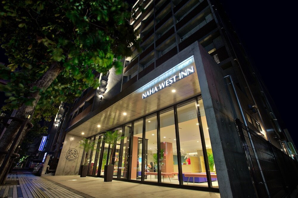 施設の正面 (日没後)