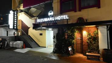 施設の正面 (日没後) / 1