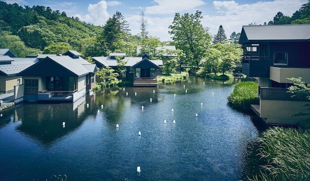 まるで集落のような
心安らぐ宿へ / 1