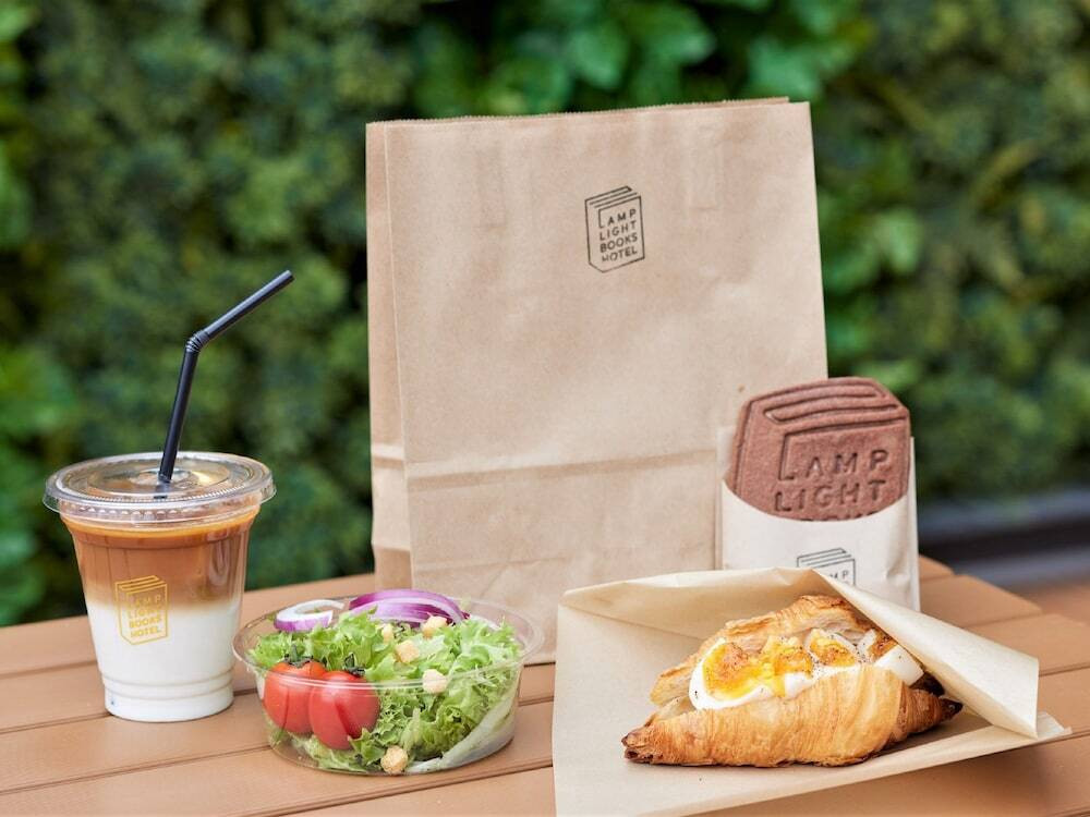 本に囲まれたカフェでこだわりの朝食を3759145