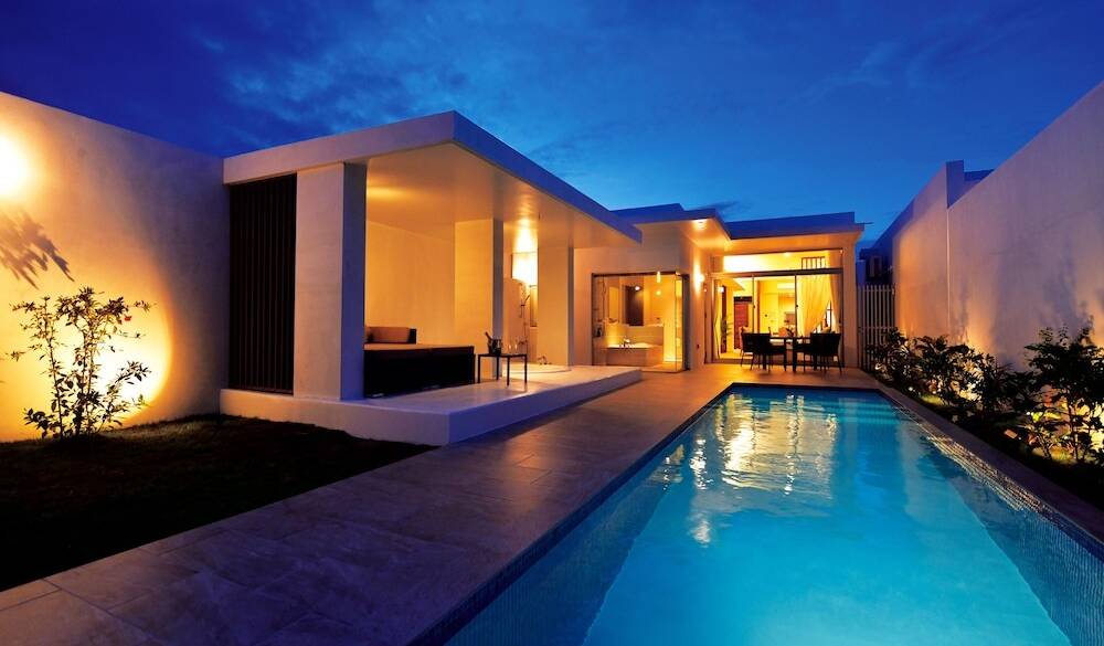 夜のプールは
ロマンチック / 3