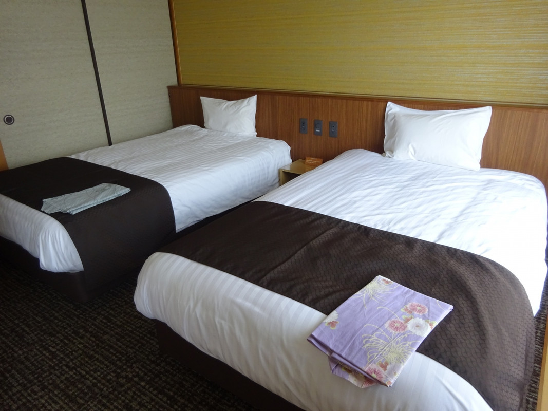 ベッドは広めで寝心地も良い