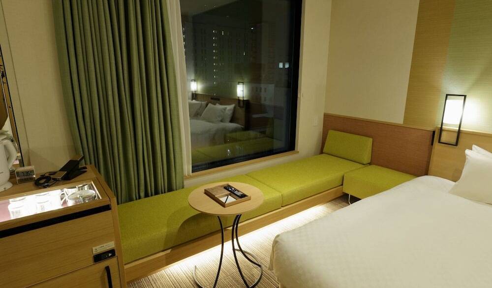 窓際の小上がりと
広めのデスクが◎ / 2