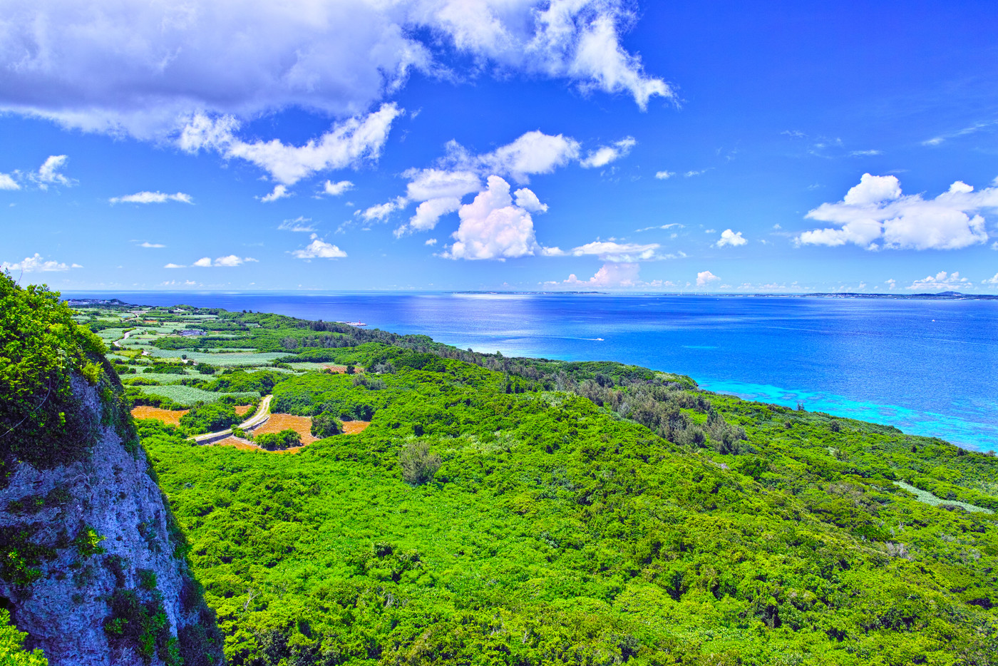 真夏の宮古島、伊良部島の牧山展望台からの眺望