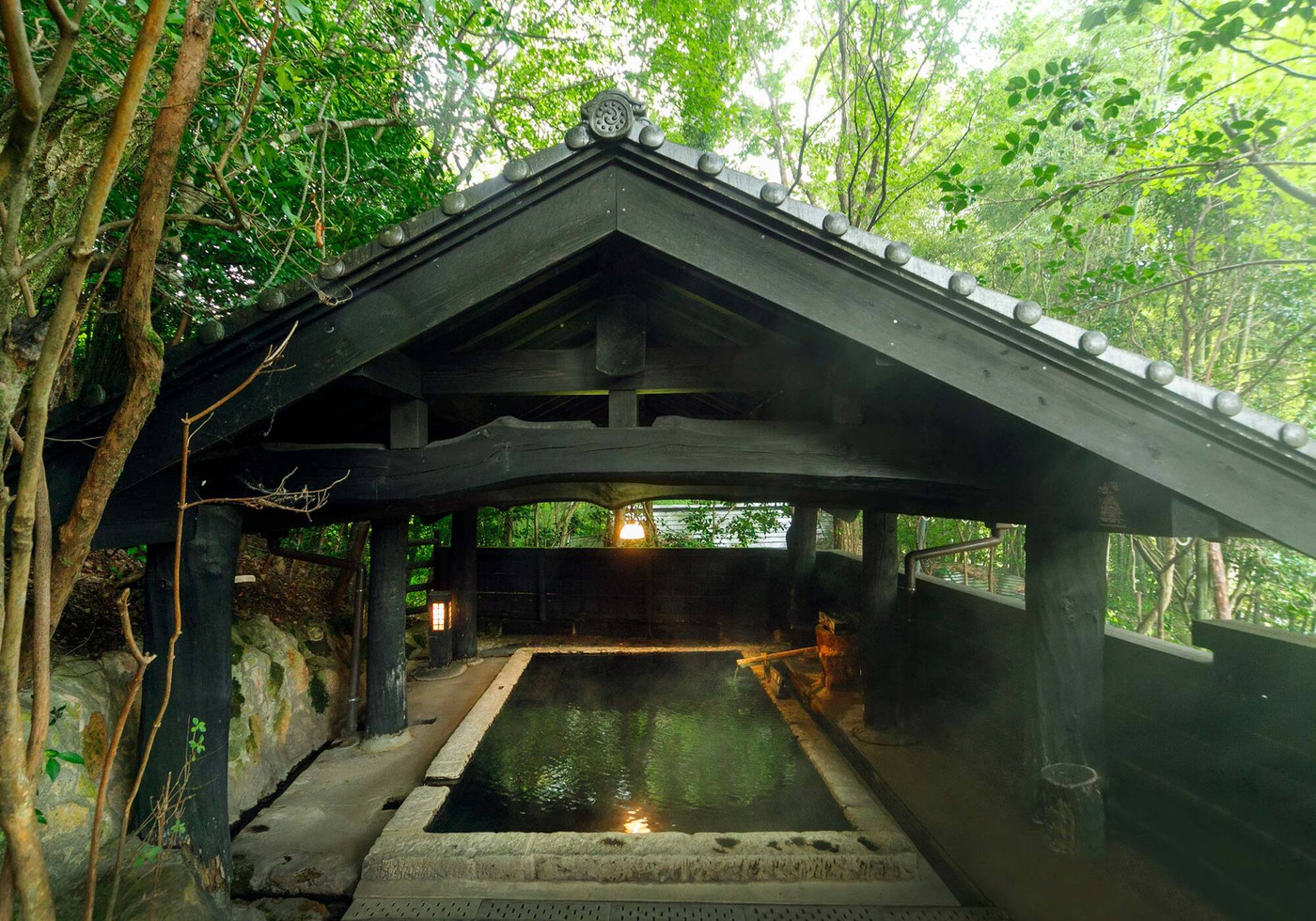 洞窟風呂や囲炉裏を囲んでの食事など、ユニークな体験ができるお宿4237921