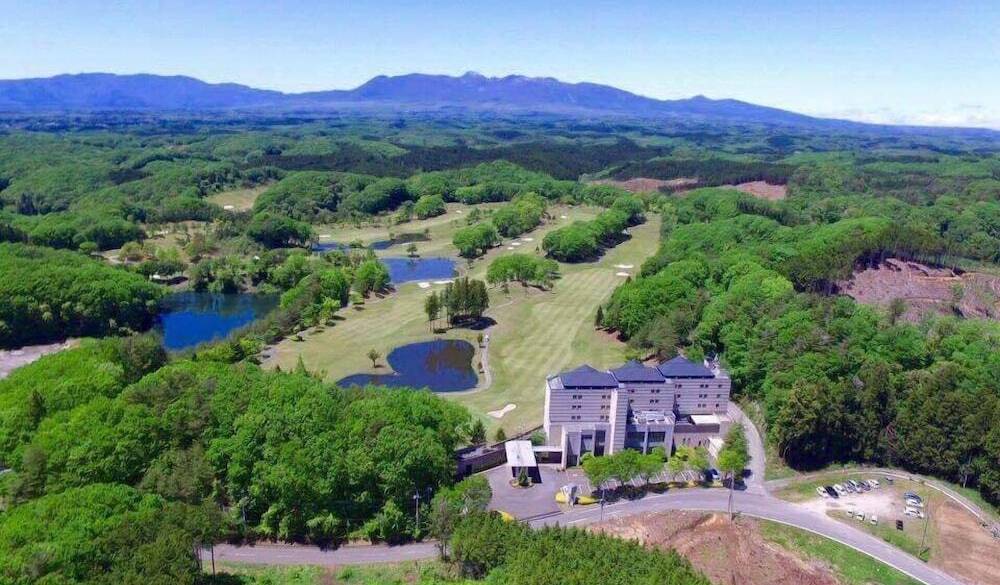 ホテル外観とゴルフコース / 1