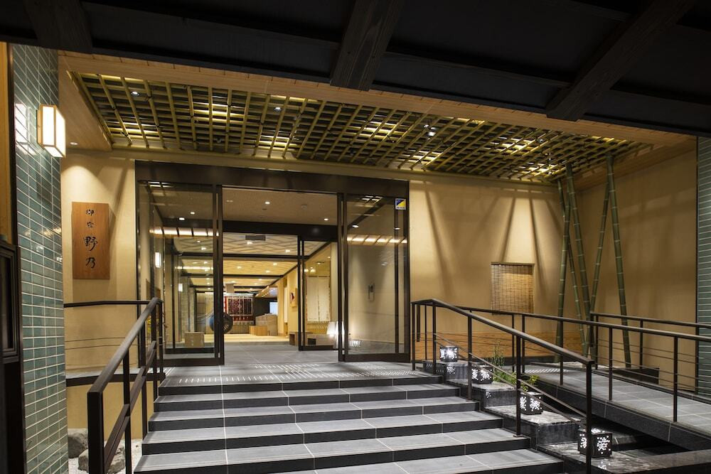 施設の正面 (日没後)