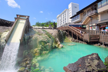 Stroll around the retro onsen town of Kusatsu in a yukata♪3447143