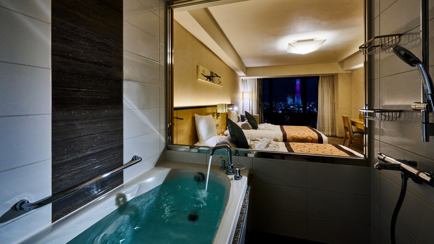 スカイツリーを眺めながらお酒を嗜む優雅なひと時4283779