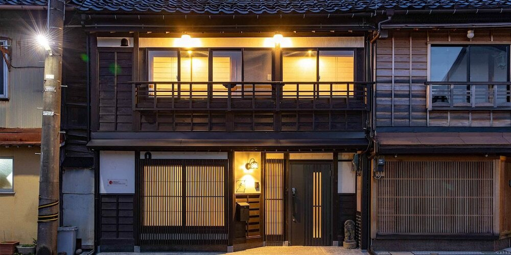 施設の正面 (日没後)
