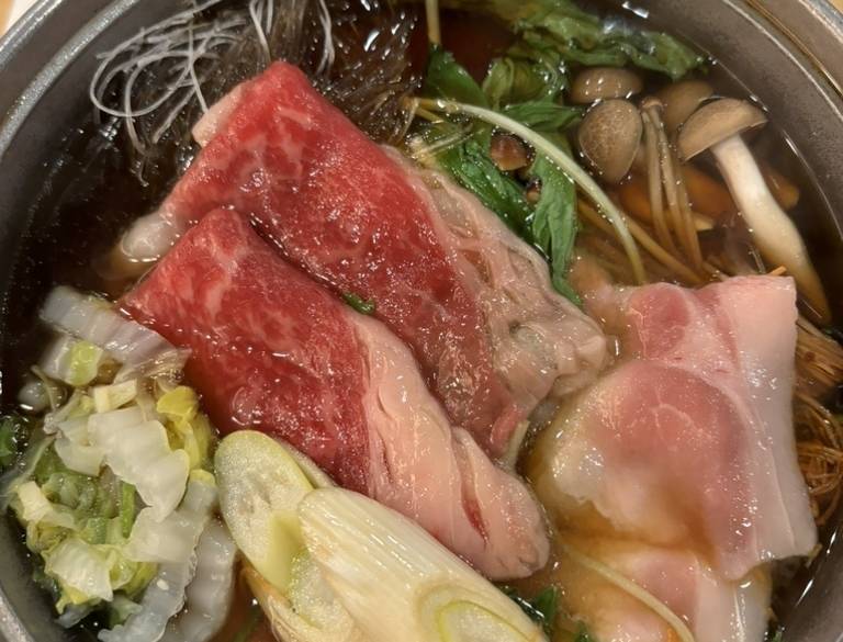 夕食は館内2ヶ所の
食事処でいただけます / 4