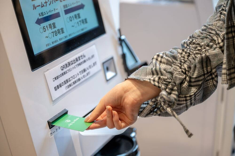 チェックイン / チェックアウト キオスク