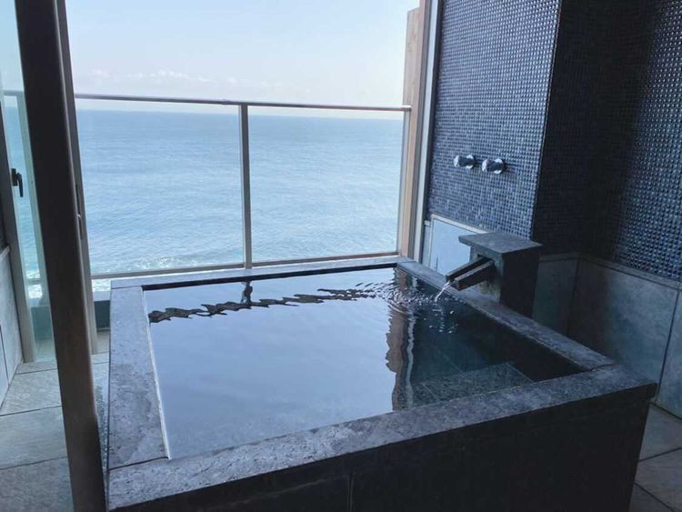 海を眺めながらの朝風呂は最高！客室風呂と大浴場をはしごしました。