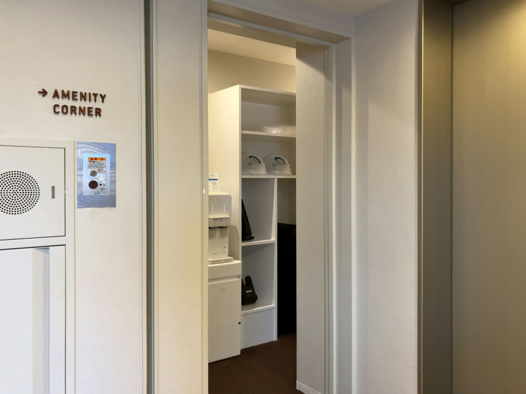 客室階エレベーター横には枕・アイロンなど客室備品類