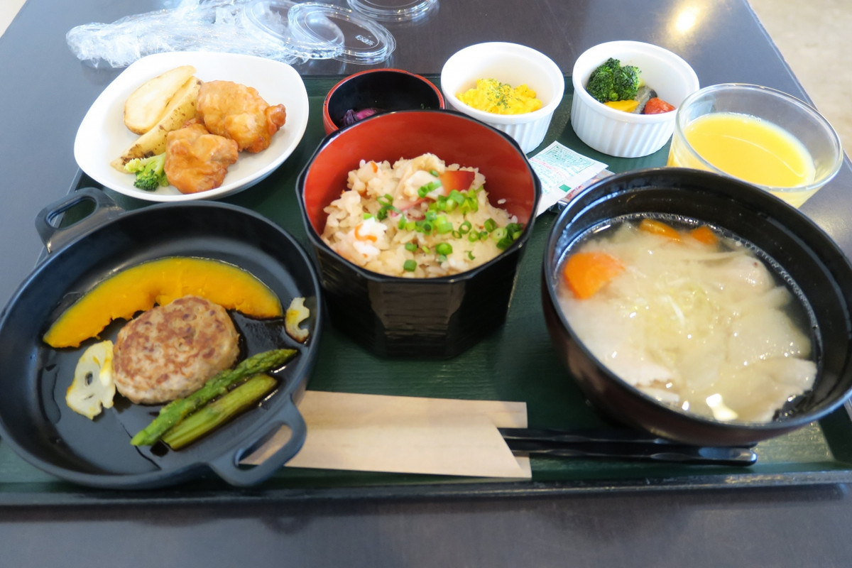 朝食は小鉢形式になっている