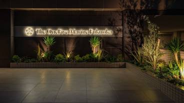 施設の正面 (日没後) / 3