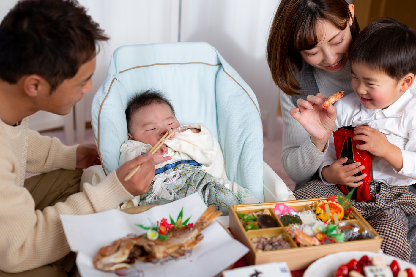 お食初めを祝う家族