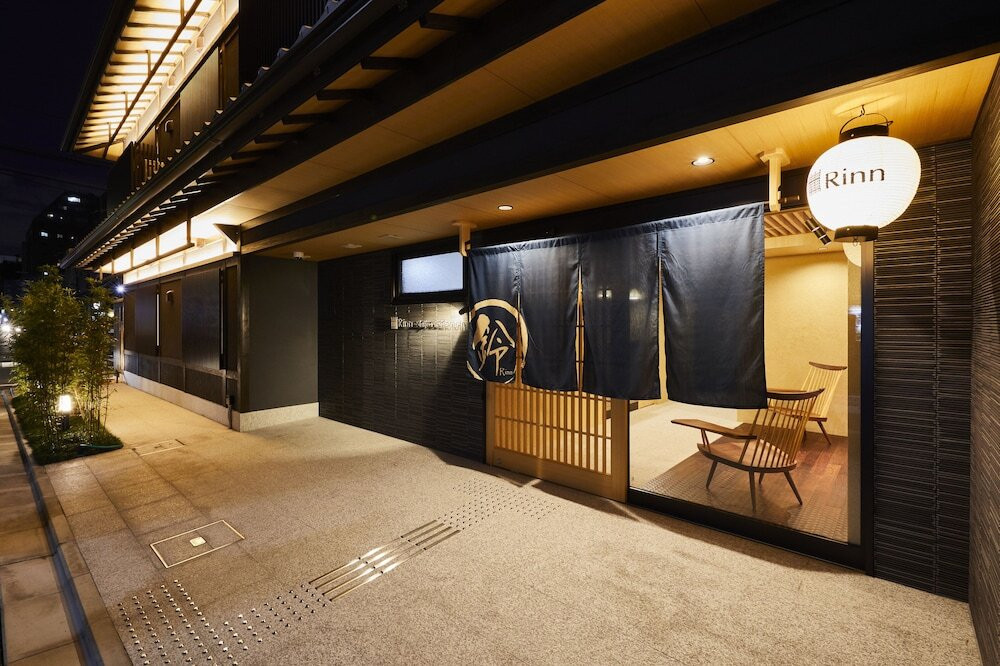 施設の正面 (日没後)