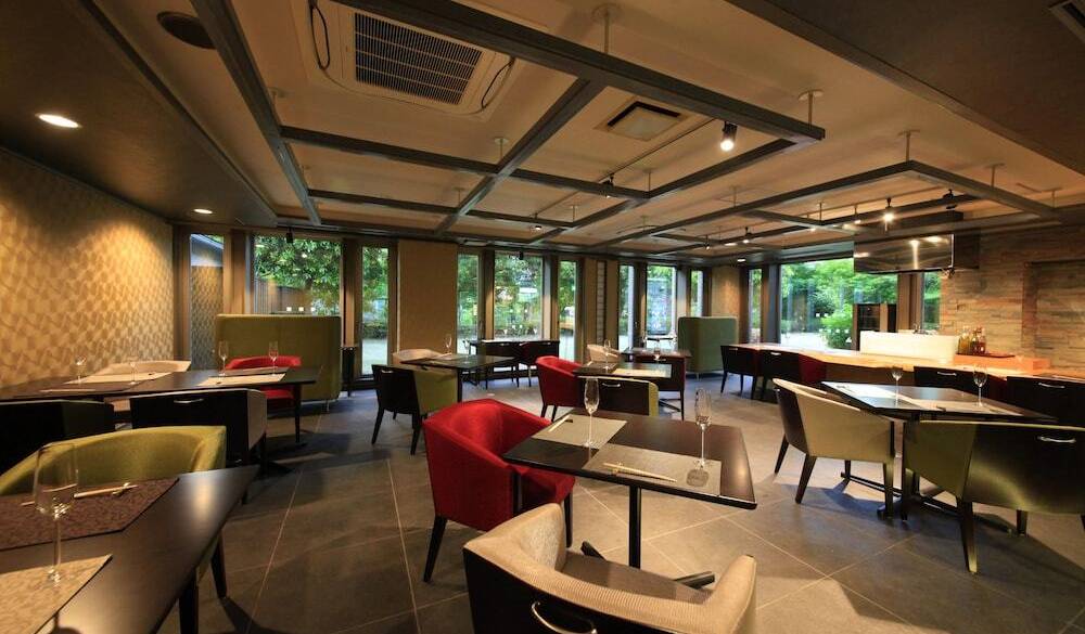 ライブキッチンで
創作和会席を味わう / 4