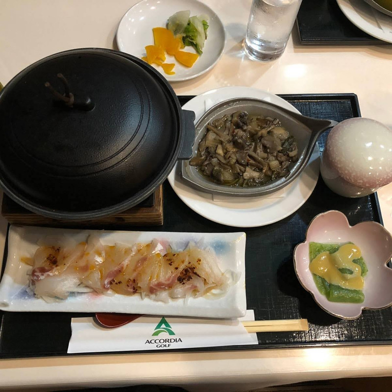 白飯、炊き込みご飯、味噌汁、アイスクリームはセルフ