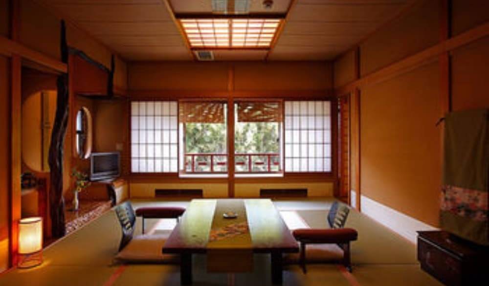 ゆったり時が流れる
寛ぎの客室へ / 5