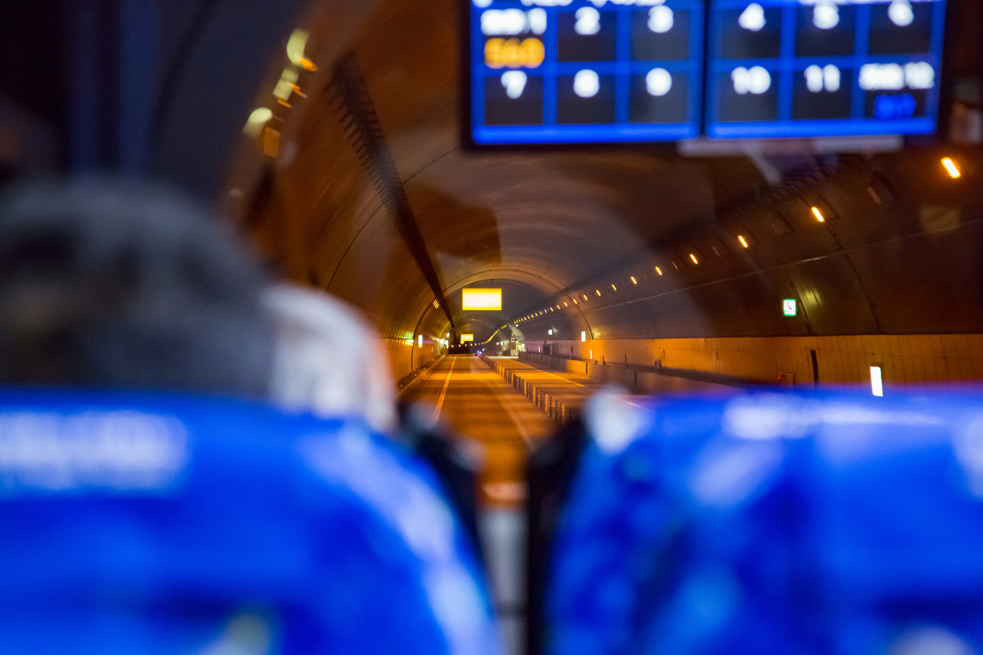 バスの車窓から見るトンネル