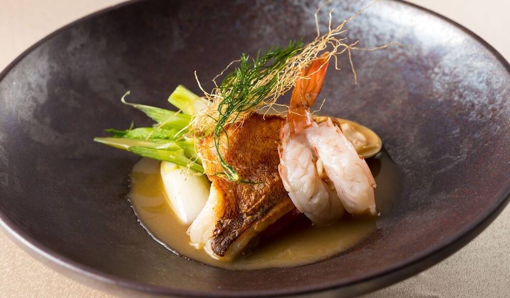 地元の鮮魚を使った魚料理 / 3