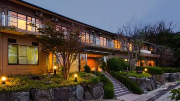 施設の正面 (日没後) / 5