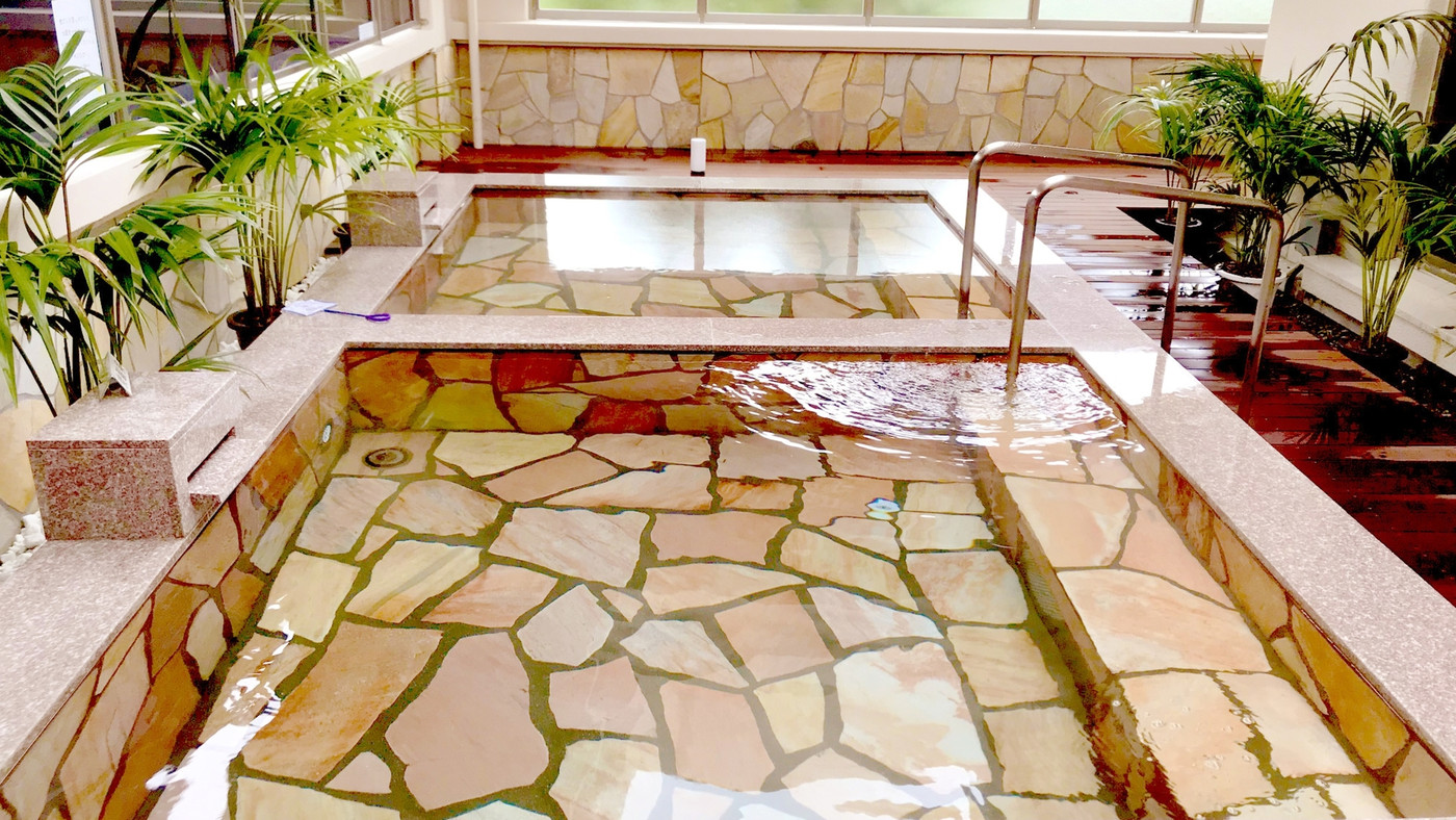 クラブハウス内の大浴場で、空を見ながらゆったり入浴3395235