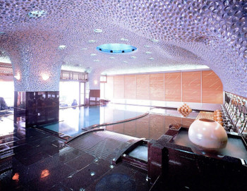 温泉とアコヤ貝に囲まれた優雅な湯浴みで満たされて3927105