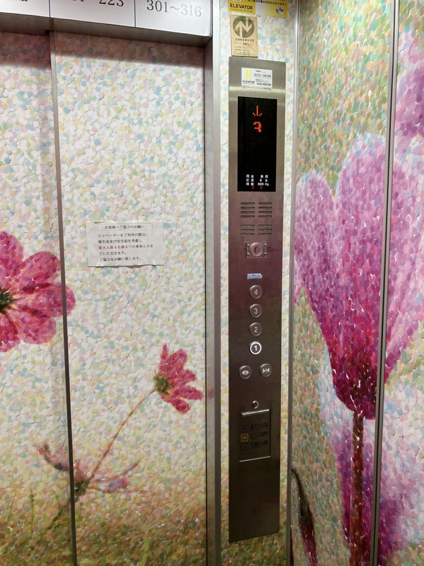 エレベーターの中も花模様