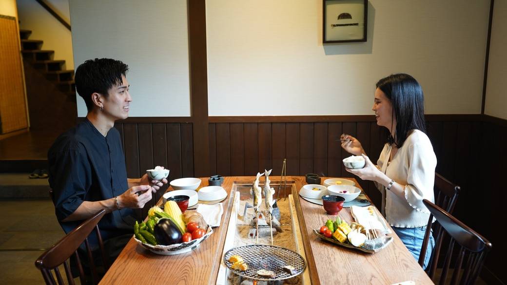 囲炉裏を囲んで
炭火焼きの朝食 / 5